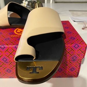 Tory Burch Selby Toe-Ring Slide in color dulce de leche